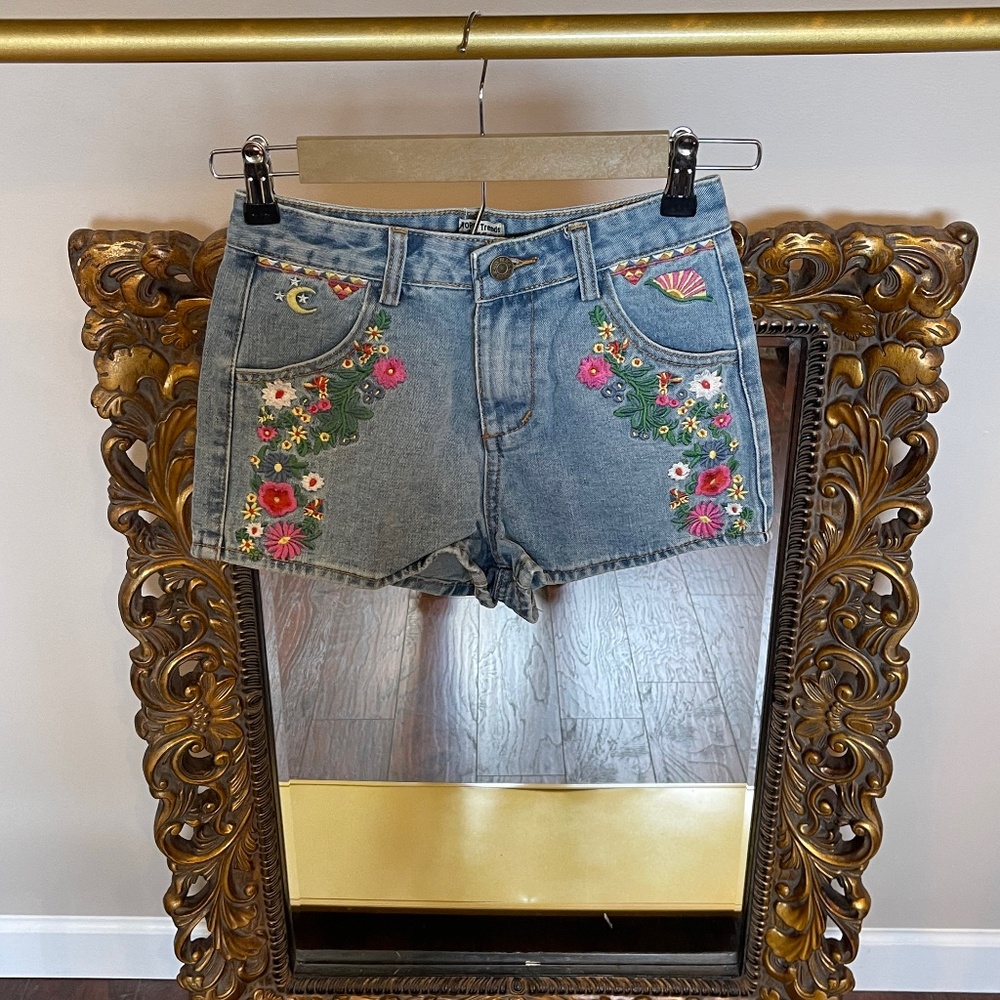 Top Trends Wanderlust Denim Shorts Ladies Size 34